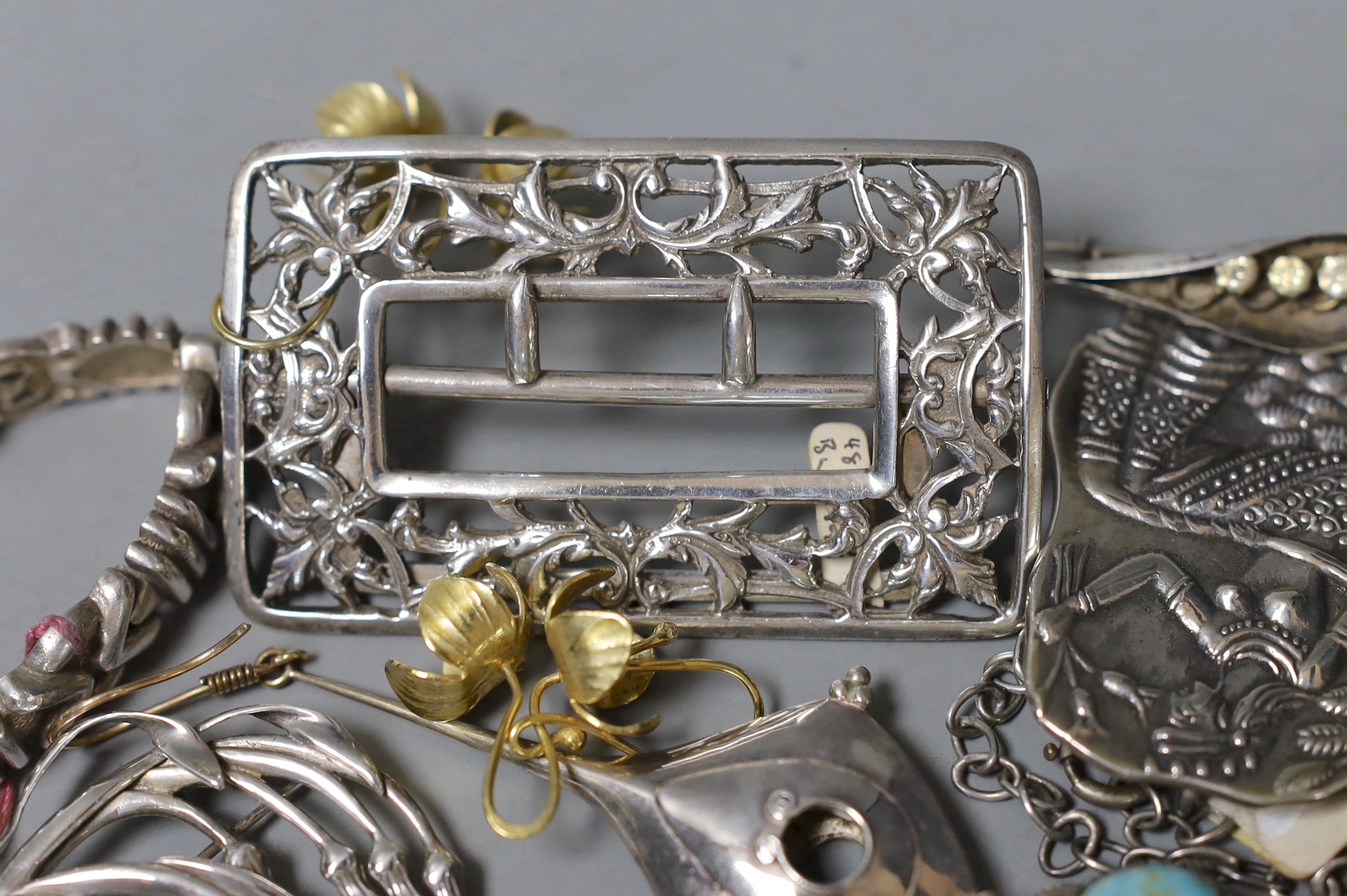 Assorted silver and white metal jewellery, including a belt buckle and stylish pair of drop earrings.